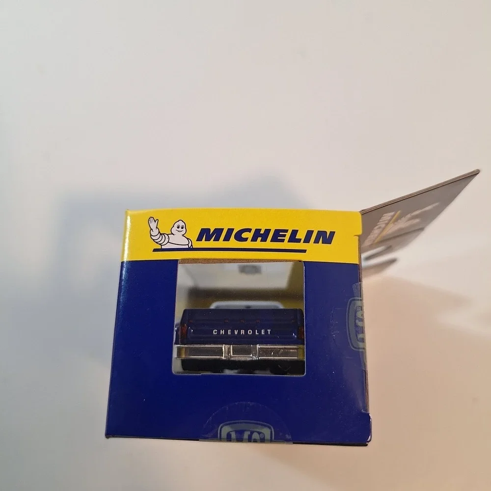 M2 Machines‎ 1/64 blue Michelin 1973 Chevrolet Cheyenne Super 30 dually